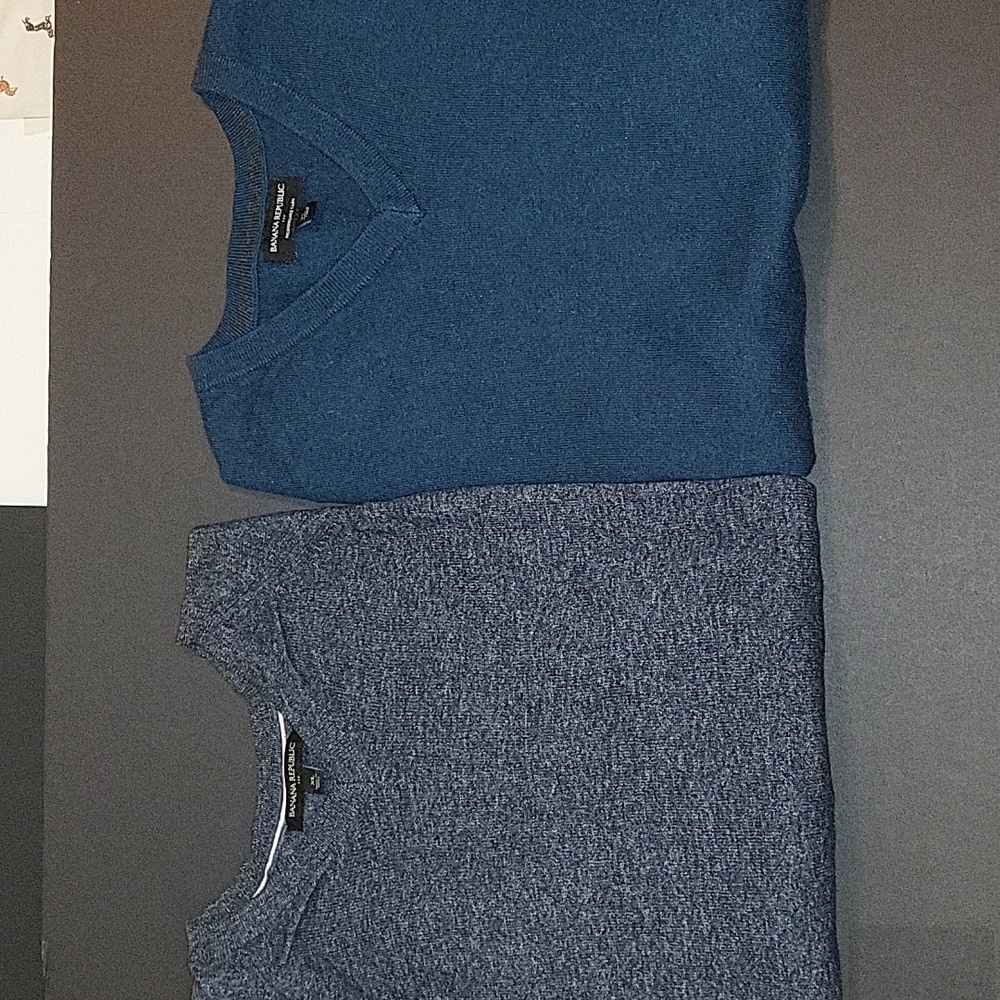 LOT of 2 -- Size XL Men's Banana Republic V-Neck Sweaters!
